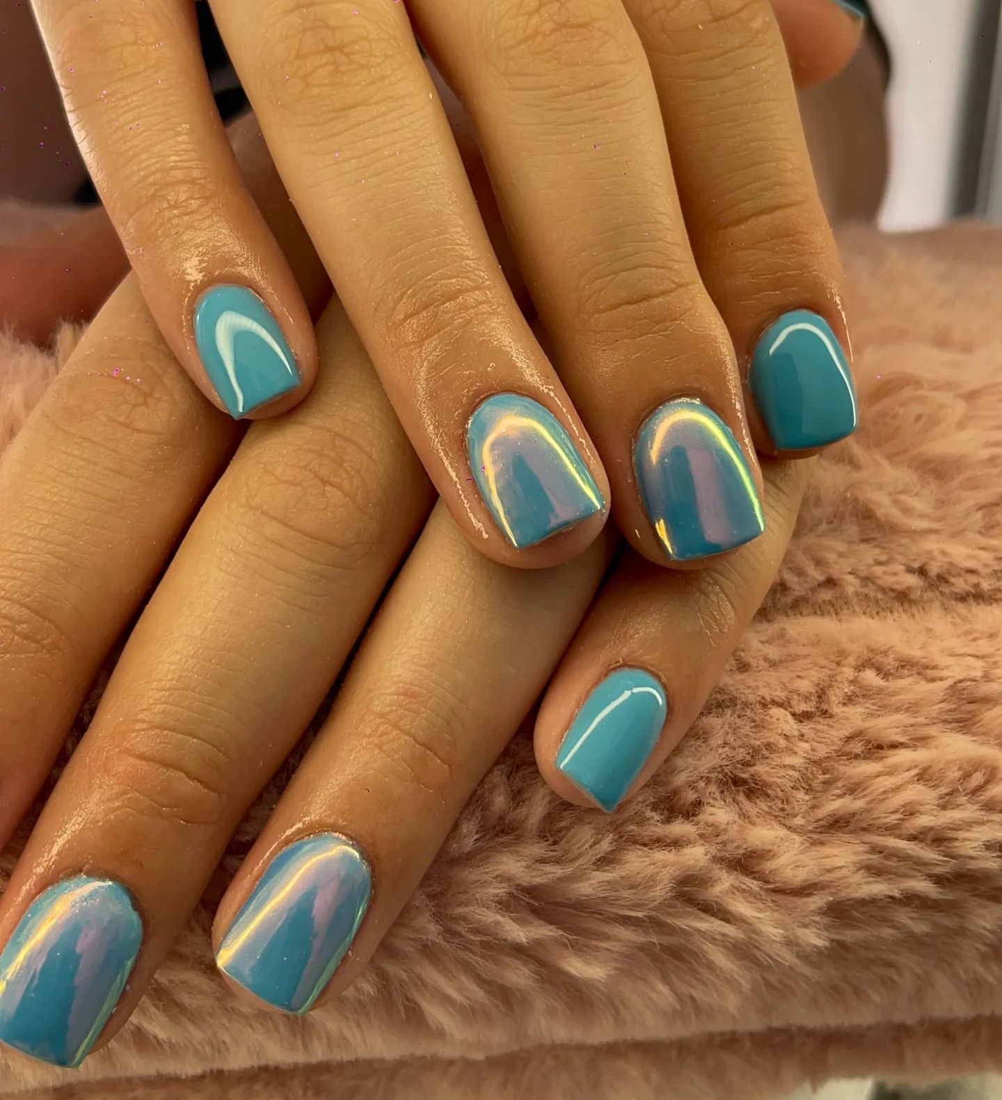 Uñas en azul holográfico