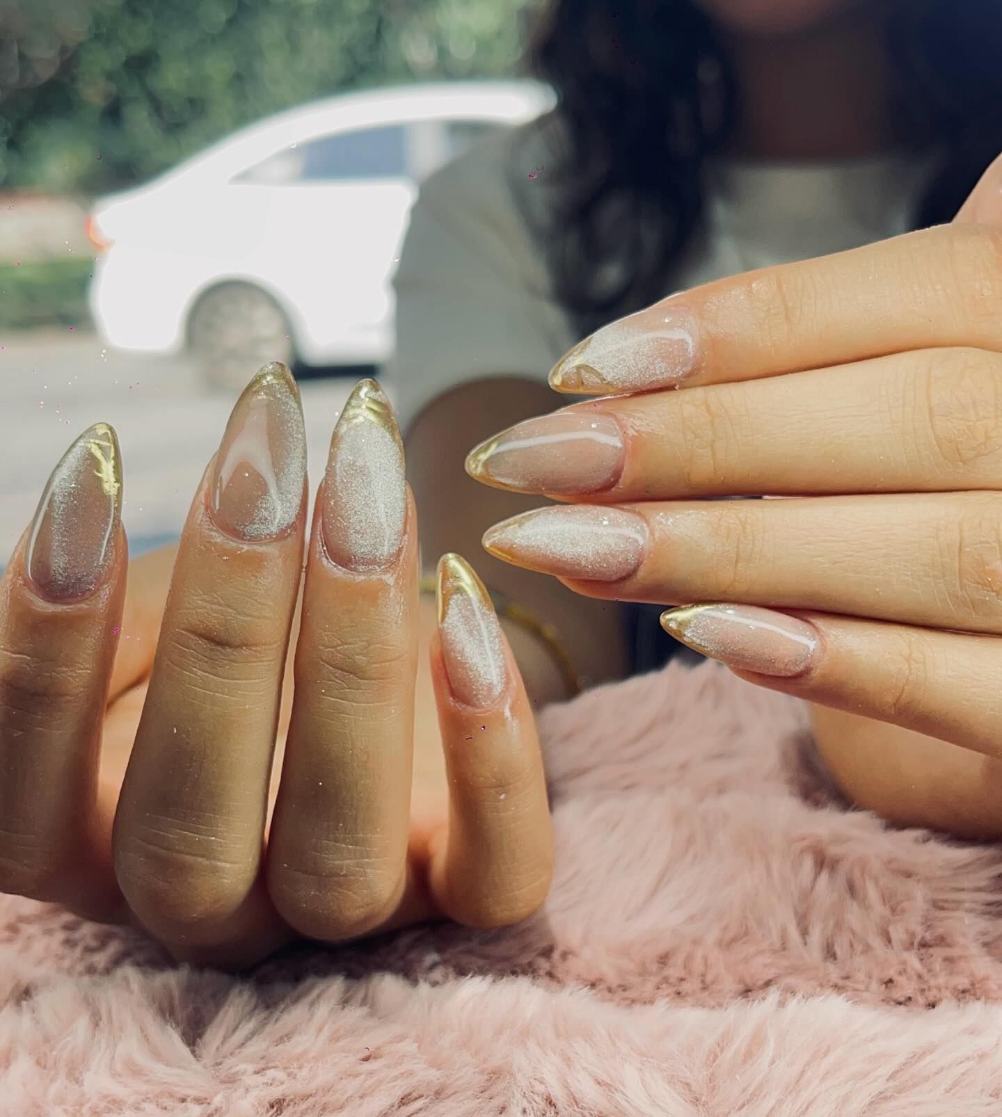 Uñas esculturales con diseño dorado
