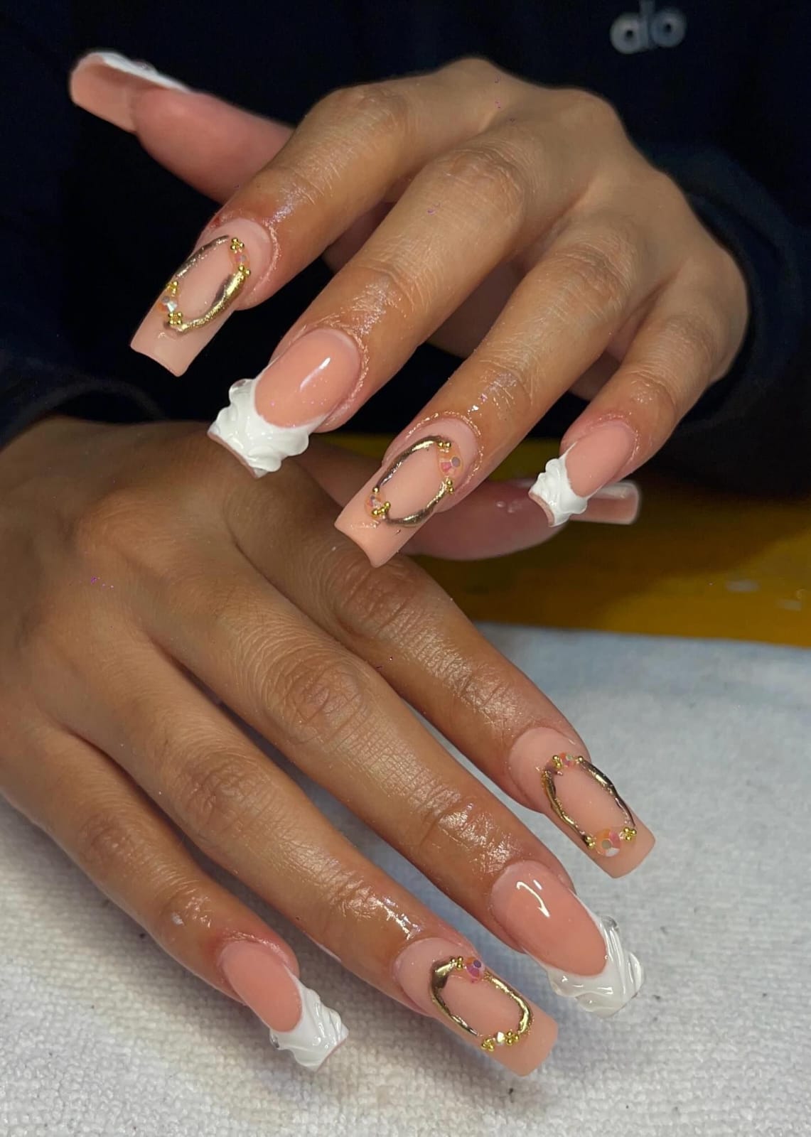 Uñas almendra con glitter dorado