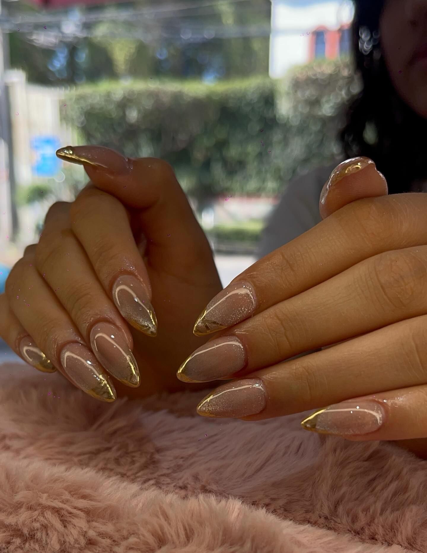 Uñas almendra con tips dorados
