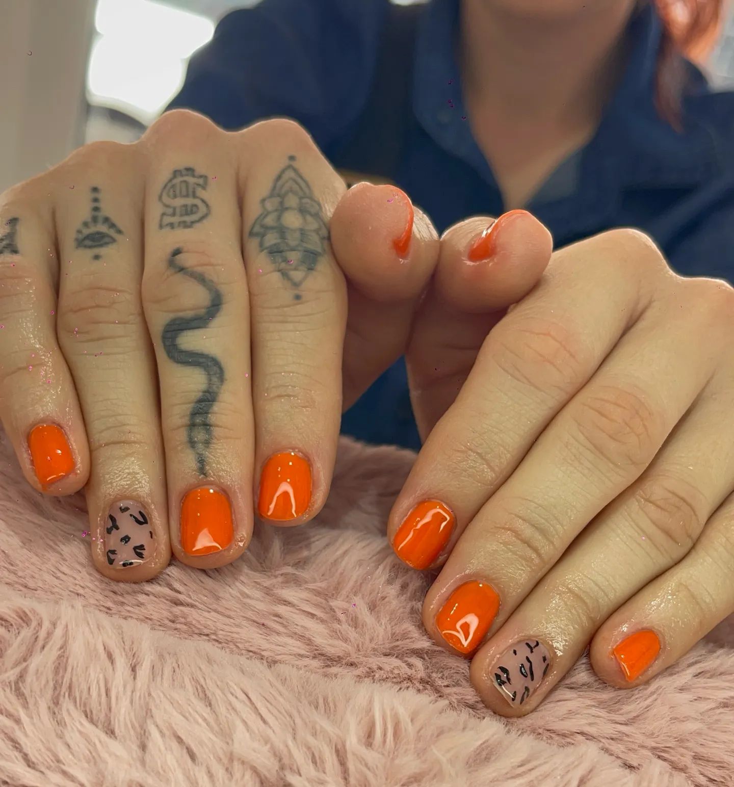 Uñas en naranja con animal print